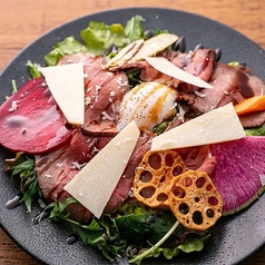 ローストビーフ　温玉添え