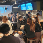 1人でも複数人でも楽しく飲める賑やかな店内です