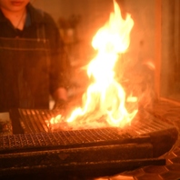 強火の炭火で一気に旨味を閉じ込める絶品炭火焼き