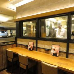 4名様でご利用いただけるテーブル席です。オープンキッチンとなっており、調理の様子を眺めていただくことも可能です◎臨場感のある空間で、是非お食事をお楽しみください。少人数でもグループでも、ゆったりとお食事を楽しむことができるので、美味しい料理と一緒に素敵な時間をお過ごしください。