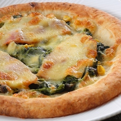 ベーコンとキノコとほうれん草のピザ