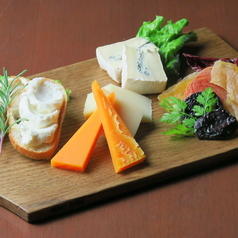 【アペタイザー】アトリエ・ド・フロマージュのチーズとドライフルーツ