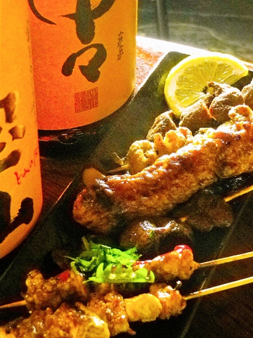 三重ブランド「熊野地鶏」を使用したこだわりの鶏肉料理が自慢の焼鳥居酒屋。