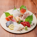料理メニュー写真 【旬のお勧め】おまかせイクラ入り刺身8点盛り