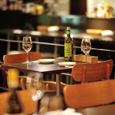 【4~10名様ほどのご宴会にも最適♪】大人の隠れ家、トラットリア イタリアンバール sol salienteは、絶品料理と共に、豊富なドリンクメニューをご提供。誕生日や記念日には、メッセージ付きのデザートプレートをご用意し、サプライズ演出もお手伝いいたします。大切な人との素敵な時間を、ぜひ当店でお楽しみください。