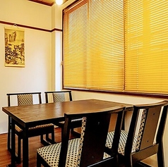 《女子会におすすめ！》仲の良いご友人と時間を忘れてワイワイ楽しめるお席。パーテーションで区切ることで半個室へ！当店自慢のモツ鍋を囲んで、思い出話に花が咲く♪お肉を噛みしめるたび旨味と笑顔が溢れます◎