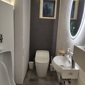 清潔感を大切にしたトイレ。正面の壁は、麻炭下地にコーヒー豆を練り込んだもの。天然素材が臭い成分を吸着し、快適なトイレ空間をつくっています。