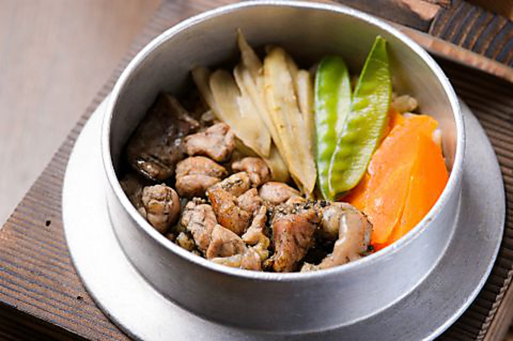 釜戸で炊き上げた人気の釜飯もバラエティ豊富に取り揃えております。