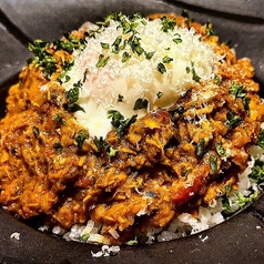 鯖とトマトのキーマカレー温泉卵パルミジャーノ