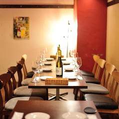 【女子会にぴったり！】木の温もりが感じられる広々とした空間を、木製のテーブルと椅子で統一。カジュアルでありながら洗練された雰囲気◎柔らかな照明の下で、心ゆくまでおしゃべりを楽しみ、充実したひとときを過ごそう。特別な日にはサプライズ演出も承っております。記念日や宴会での利用をお待ちいたしております。