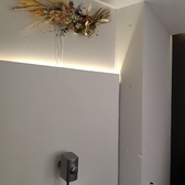 トイレ内にもアート＆クラフトを忘れません。地元が誇る「花さく」さんの作品。