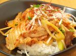 ピリ辛！豚キムチご飯　399円。