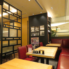 10名様までご利用可能な個室もございます。ワインレッドのお洒落なソファーが目を引く、落ち着いた洗練された空間。各種ご宴会や女子会、会食などにおすすめですので、是非ご利用くださいませ。ご予約はお電話にて承っております！お気軽にお問い合わせをお待ちしております。