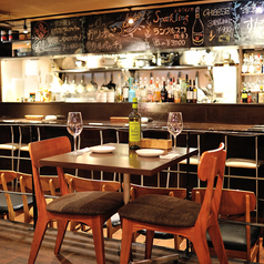 【デートに◎】2名席席が、最適なプライベート感を演出。二人だけの特別なひとときを過ごしましょう。美味しい料理と多彩なドリンクを楽しみながら、心温まる会話を交わし、思い出に残る素敵なデートを演出いたします。誕生日や記念日には、デザートプレートもご用意いたします！