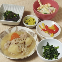 日替わり小鉢6品が主役の、ちょっと贅沢な定食を当店にての写真