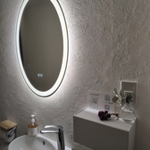 お顔が綺麗に映ると評判の大鏡。ハリウッドスタイル照明のLED版で、影が出来ずにお顔が映る仕組みです。