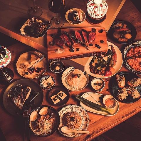 季節の恵みを活かした多彩なジャンルフリーの料理たち。心温まる一軒家でほっと一息♪