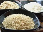玄米の状態からお店で精米しています。一番うしろは「米ぬか」
