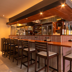 【お一人様大歓迎！】気軽にご利用いただけるカウンター席をご用意しております。仕事帰りの一杯や、ふらっと立ち寄りたい時にもお気軽にご来店ください。