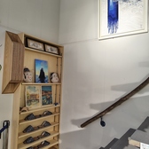 階段脇のアートスペース。個展の際の展示スペースとして使えるように、ピクチャーワイヤーが完備しています。