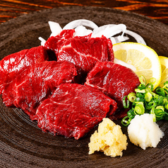肉BALがこだわる特選馬刺しや黒毛和牛料理も絶品◎