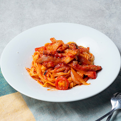 自家製ベーコンのと玉ねぎのトマトソースパスタ