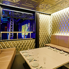 4つのラグジュアリー個室は2名様～予約可能。洗練されたインテリアと心地よい照明が、非日常のひとときを演出。お食事は、厳選された肉寿司や創作料理を中心に、五感で楽しめるメニューをご用意。大切な人との語らい、ビジネスの場、そして自分へのご褒美に。R3 CLUB LOUNGEで、あなただけの時間をお過ごしください。