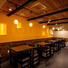 《テーブル席》木と光が織りなす、ゆったりとした語らいが叶う店内。団体様から少人数まで対応可能な、広々としたテーブル席をご用意しております。落ち着いた色調のインテリアと、モダンなペンダントライトが上質な空間を演出。美味しい料理とお酒とともに心ゆくまでお喋りをお楽しみください。