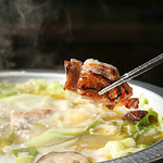 8時間じっくり煮出した白濁した濃厚な鶏ガラスープは絶品！塩のみで味付けした店主自信作の鍋です♪