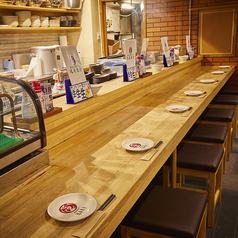 1名×8席のカウンターは、お一人様や出張中のサク飲みに大人気。スタッフとの会話も楽しめます。一人でもふらっと立ち寄れる気軽さです。