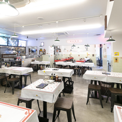 当店ではテーブル席をご用意しております！2人席が4つございますので、少人数でのご利用に最適です♪ご友人同士のお集まりや、大切な方とのご飲食など、さまざまなシーンでご活用いただけます！皆様のご来店を心よりお待ち申し上げております♪
