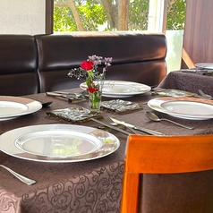 開放感のある大きな窓から自然の美しい景色を望むことができるお席です。ゆったりとしたテーブル配置で、プライベート感を大切にした空間が広がります。落ち着いたインテリアが心地よい雰囲気を醸し出し、特別なひとときを演出します。大切な方との食事や特別な記念日にもぴったりです。