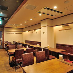 4名様用のテーブル席は計5卓あり、ご家族や親しい友人同士の集まりに幅広く活用いただけます。広めの天板を使用しているため、多彩な料理を並べても窮屈さを感じることなく食事を楽しめるのが特徴です。程よい賑わいの中でリラックスして過ごせる空間は、日常のランチから週末の夜ごはんまで多彩な場面に最適です。