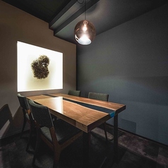 完全個室(中)。4から6名様まで着席可能。電子タバコもお使いいただけます。人気のお部屋です。