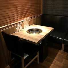 大人数様も大歓迎！居心地の良いシートと広いスペースで、リラックスした食事を提供します。友人同士での集まりや、家族での特別な日に◎