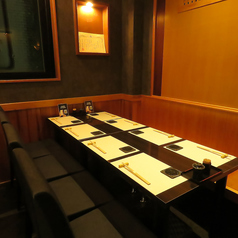 4名様でご利用いただける半個室のお席もご用意しております。ちょっとしたプライベートな集まりやデートなど、周囲を気にすることなく、お食事やお酒をお楽しみいただけます。