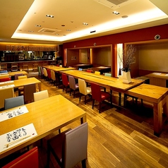 気軽に使えるテーブル席はベビーカーや車椅子の方もご利用いただけます。