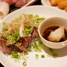 牛タタキ薬味たっぷりおろしポン酢
