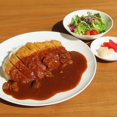 三味豚のカツと牛すじ肉のカレーライス　ミニサラダ付き