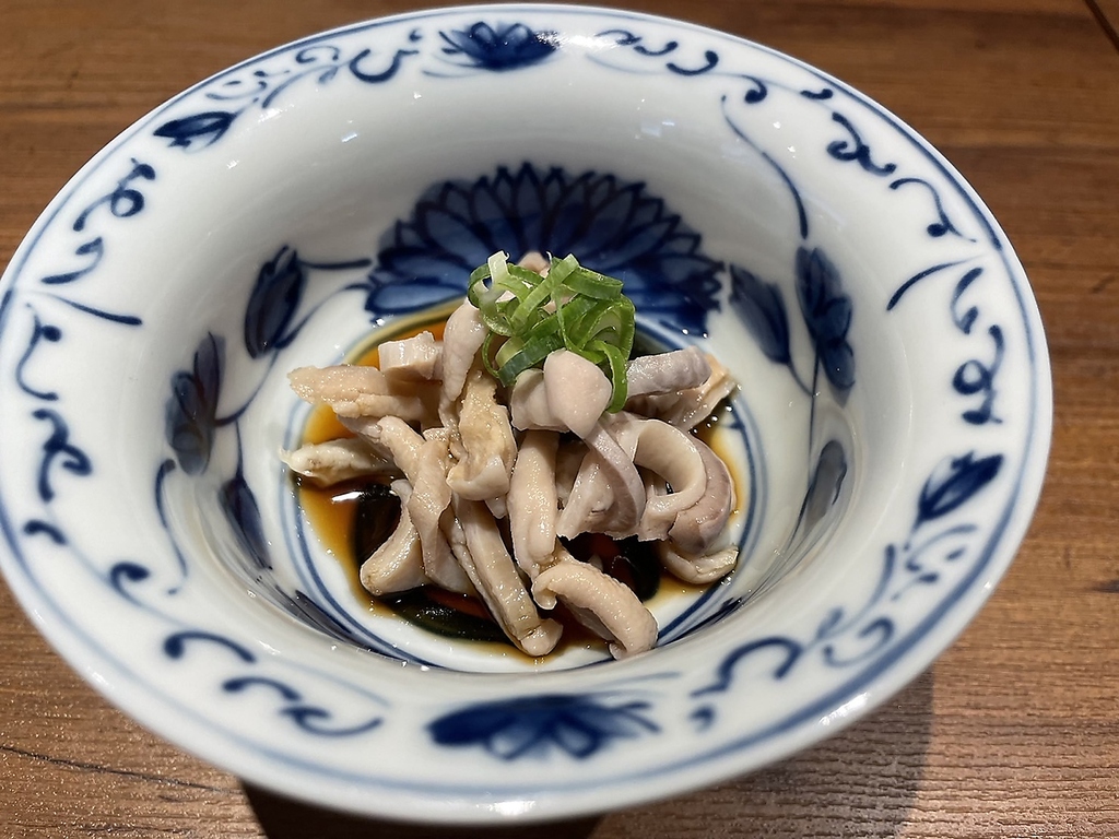 当店で仕込んだ酢もつは自慢の逸品です！他にも食材や調理にこだわった料理を豊富にご用意しています