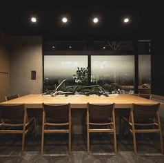 窓際のコの字テーブル。こだわりの窓際テーブル。ついつい長居してしまう寛ぎのお席です。