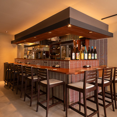 お一人様から気軽にご利用いただけるカウンター席です。デートやサクッと飲みたい時にも最適。お料理が出来上がるまでのライブ感も、カウンター席の楽しみ方の一つです♪