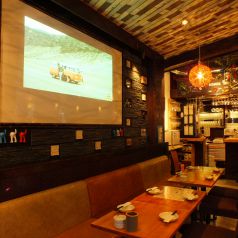 片側ソファーのテーブル席♪人数に合わせてご利用可能です！4名テーブル×３卓をご用意いたしております！最大18名まで座れます。