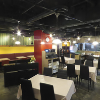 店内には大きなピアノを設置しています。