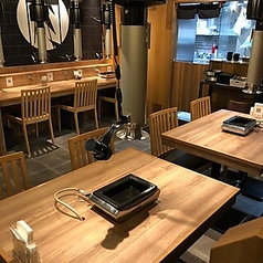 シンプルでおしゃれなデザインが特徴で、4人での利用に最適です。各テーブルに焼肉グリルがあり、自分たちで焼いた料理を楽しむことができます。