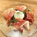 料理メニュー写真&nbsp;生ハムとブラータチーズのカプレーゼ