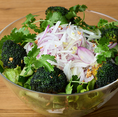 揚げブロッコリーとパクチーのアジアンサラダ