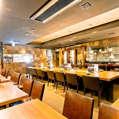 【1名様～2名様向け】仲の良い友人やカップルでのご利用にもおすすめのカウンター席。また、仕事終わりにフラッと立ち寄るにも最適です。