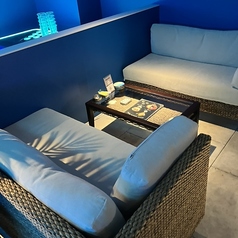 ふかふかソファ席は、仲間とゆったりくつろぎながらシーシャやオリジナルカクテルを楽しめる人気のエリア。女子会や合コン、二次会や2件目利用に最適で、会話も弾む落ち着いた雰囲気。少人数でも貸切感覚で盛り上がれます。