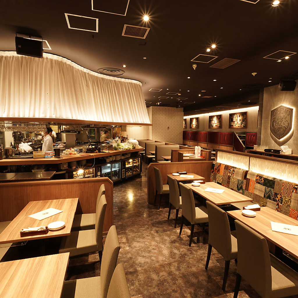 俺のフレンチ銀座はブランド旗艦店。欧州の劇場を連想させる非日常的空間ながら落ち着ける雰囲気に。